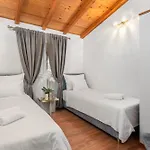 Tia * Traù